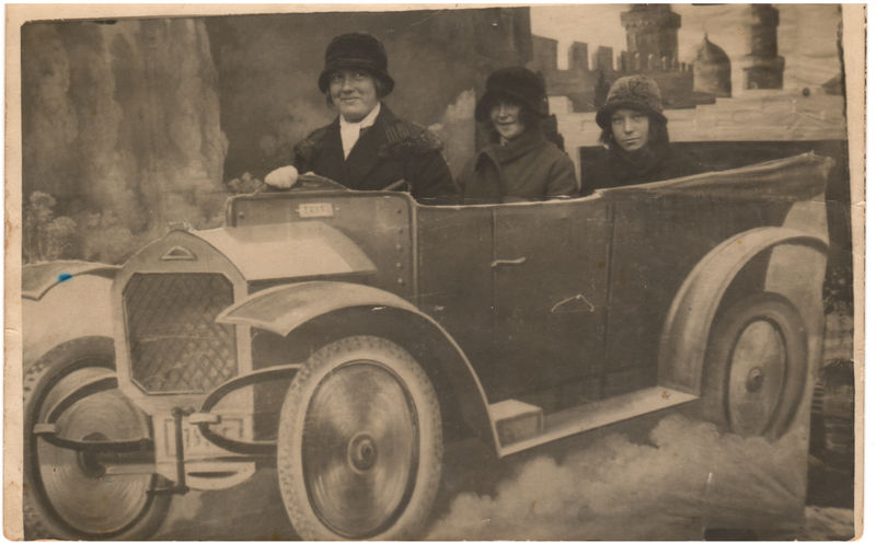 Kolm naist lahtises autos Kasepere laadal