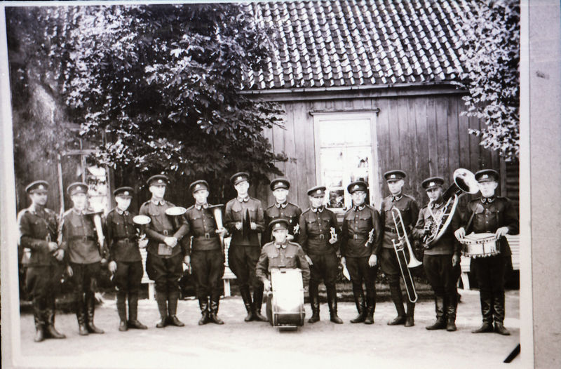 Orkester esinemas Keila laulupäeval