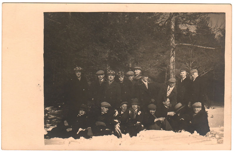 Grupp mehi talvises metsas