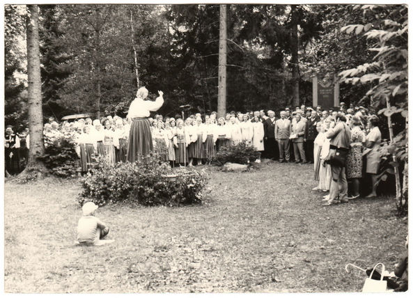 Naiskooride esinemine Konstantin Türnpuu monumendi avamisel