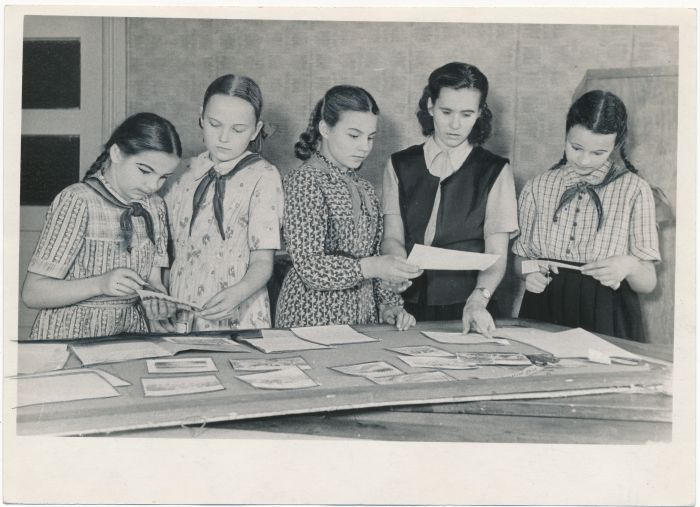 Foto. Seinalehe valmistamine Käina 7-klassilises koolis. Pioneerid (vasakult) S. Rüütelmaa, L. Martin, H. Martin, õpetaja M. Magus ja pioneer T. Saarna. 1953.