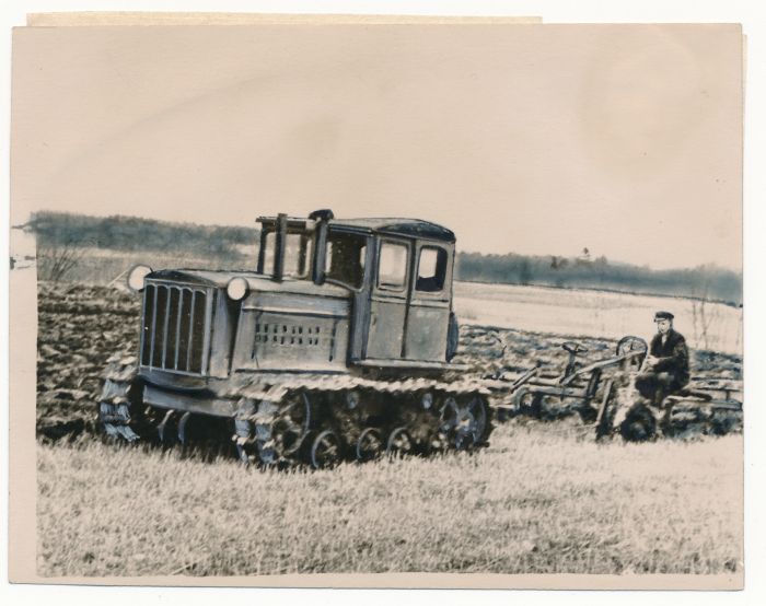 Foto. Traktorist Arvo Kabanen Lenini nim kolhoosi põllul kevadkünnil. 1957. Foto A. Pajunurm.