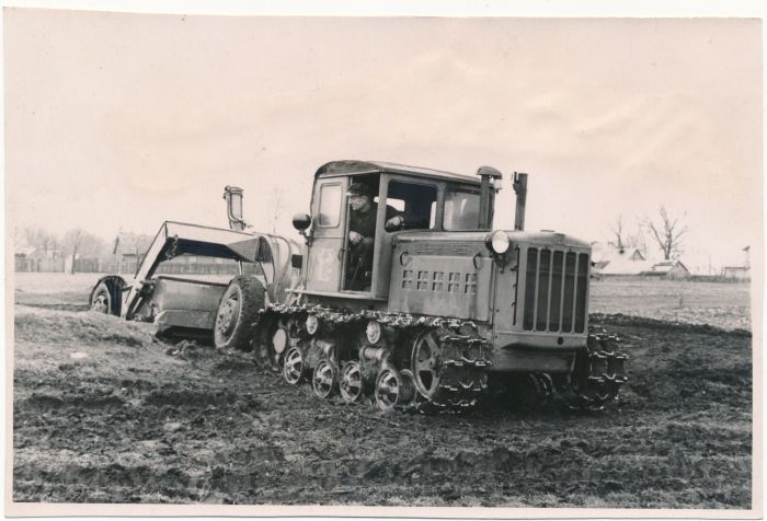 Foto. Haapsalu staadioni ehitus. Risti masina-traktorijaama traktorist L. Kruusmaa skreeperiga pinda ette valmistamas. 16.05.1957. Foto V. Prümmel.