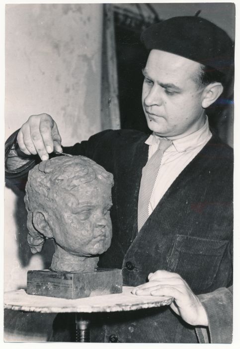 Foto. Skulptor Robert Rannast töötamas lapse pea skulptuuri kallal. 1961. Foto P. Kuznetsov.