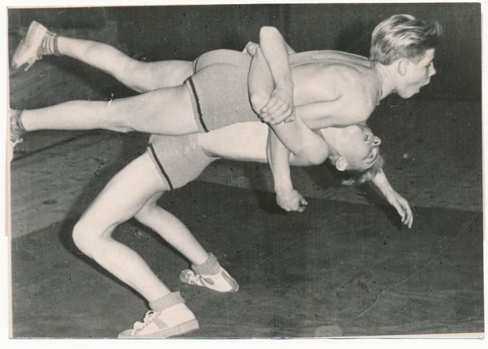 Foto. Haapsalu laste spordikooli maadlejad Rein Kuldmeri ja Arvi Krasavin treeningul. 1961. Kuznetsov.