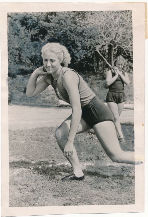 Foto. Haapsalu raj kergejõustiklane Milvi Eitea kuulitõukel. 1956. Foto V. Prümmel.