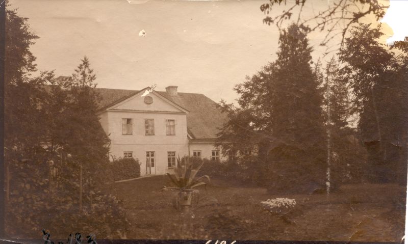 Foto. Vaade Matsalu mõisa härrastemaja tagaküljele läbi pargi. Aeg u 1912.