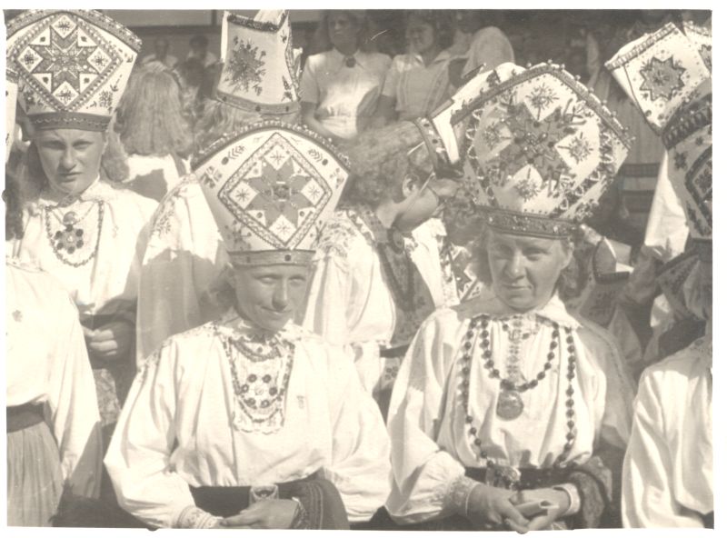 Foto. Haapsalu laulupäev lossiaias 21.07.1948. Muhu rahvariides naised.