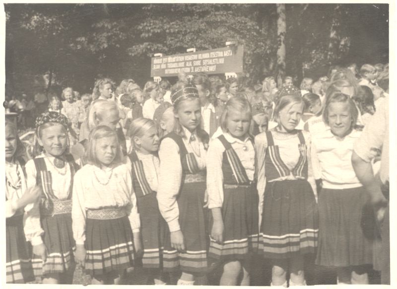 Foto. Haapsalu laulupäev lossiaias 21.07.1948. Esiplaanil rahvarõivais koolitüdrukud.