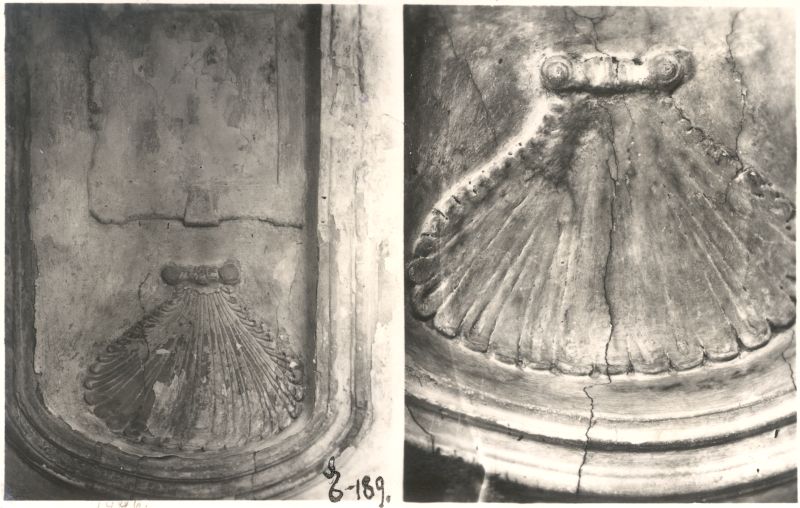 Foto. Vana kaminaniši lehvikukujuline detail. Kaksikfoto. Tõenäoliselt tegu Läänemaa mõisaga.