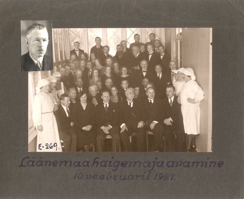 Foto. Läänemaa haigemaja avamine 10. 02. 1927. Grupifoto avamise osavõtjatest. Pildi paspartuule kleebitud dr. H. Alveri fotoportree.