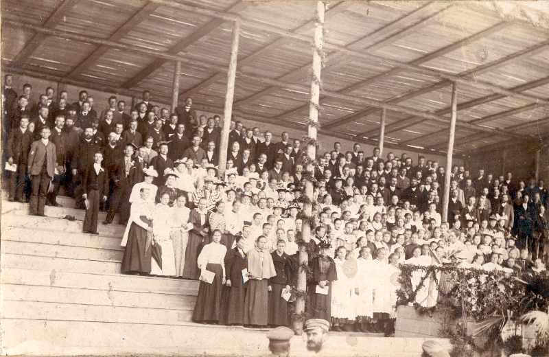 Foto. Laulukoorid laululaval Haapsalu lossiaias. Läänemaa I laulupidu 23 - 24. juunil 1896.