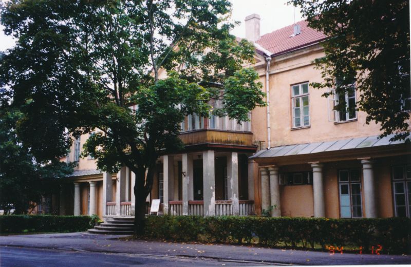 Värvifoto. Haapsalu. Vana haigla (de la Gardie loss).  1994.