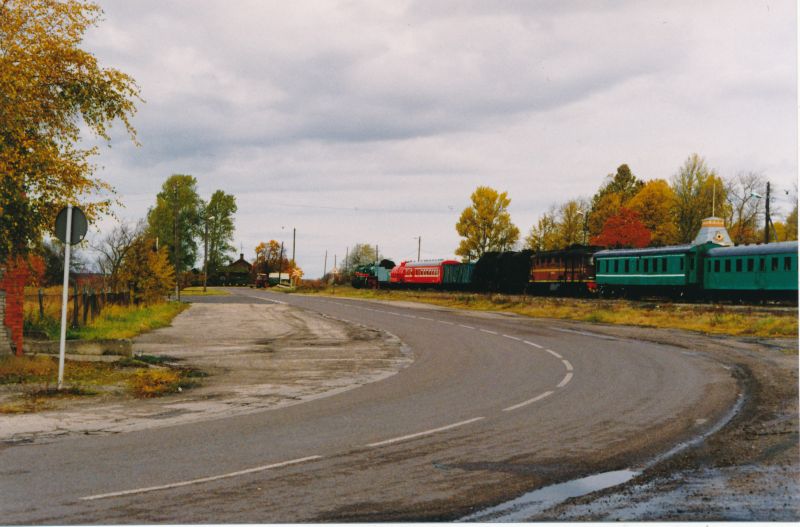 Värvifoto. Vedurid ja vagunid raudteejaama taga, vaade Kiltsi teelt.