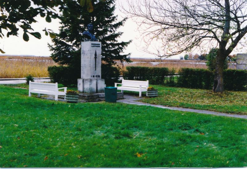 Värvifoto. Bernhard Laipmanni monument, Haapsalu. 1998.