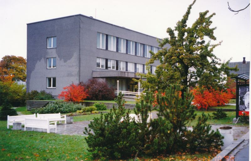 Värvifoto. Haapsalu linnavalitsuse hoone ja park. 1998.