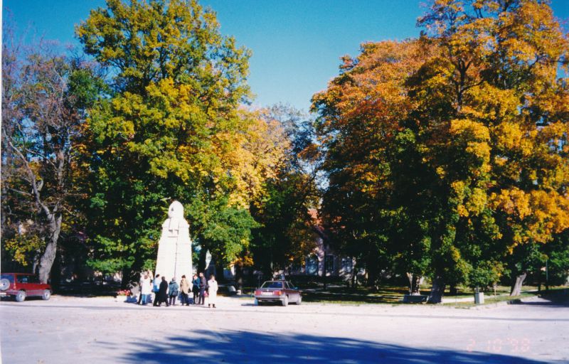 Värvifoto. Lossiplats ja Vabadussõjas langenud läänlaste mälestussammas Haapsalus. 1998.