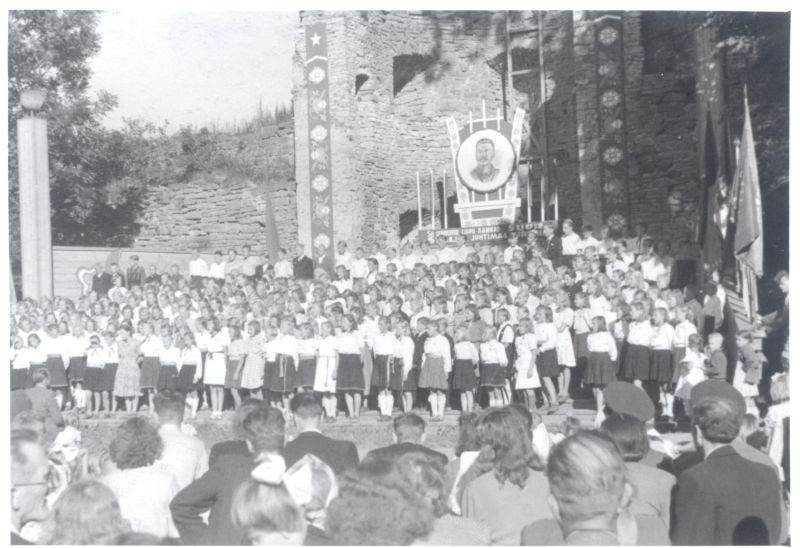 Foto. Haapsalu laulupäev lossiaias 10.07.1949. Laval esinevad lastekoorid.