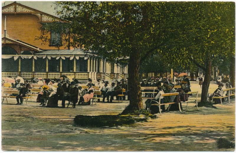 Postkaart. Suvitajad Haapsalu Kuursaali ees enne 1914