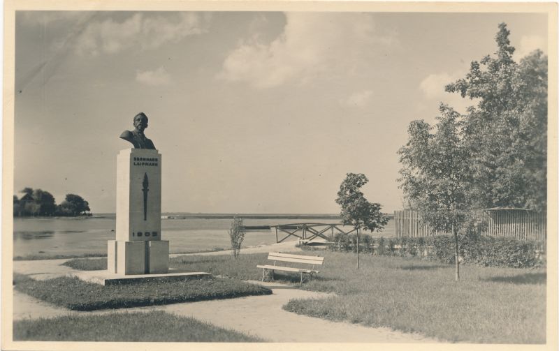 Foto. B. Laipmanni mälestussammas. Mustvalge.