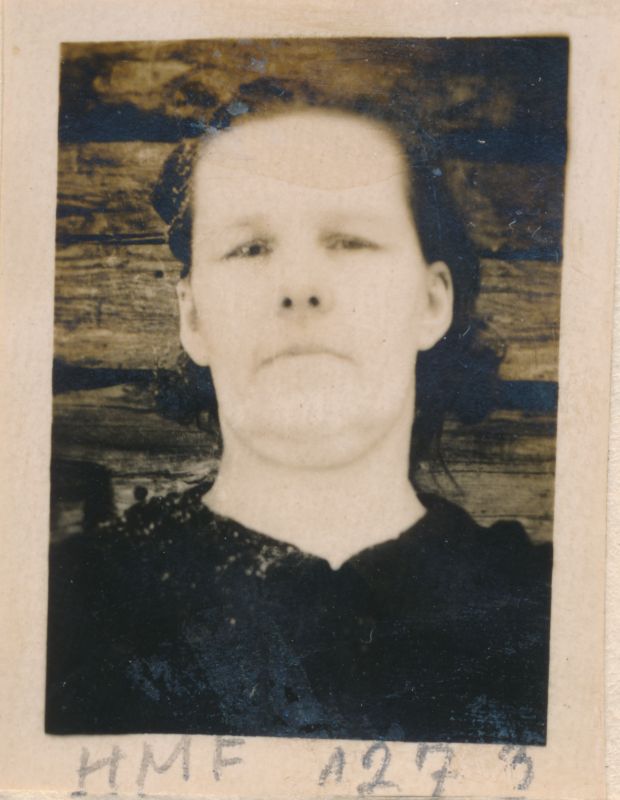 Alma Roosioks - kolhoosi sigadetalitaja foto Piirsalu kooli seinalehest 1957