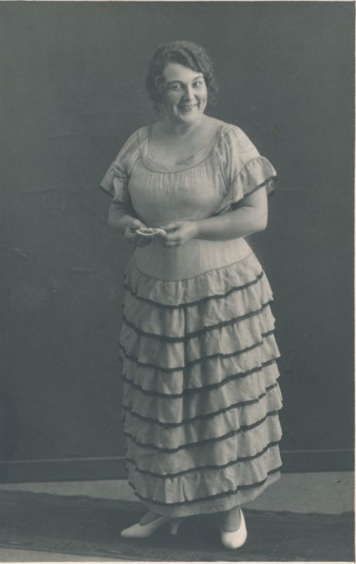 Foto. Naise täisportreefoto. Ateljeefoto. Mustvalge. 1924.