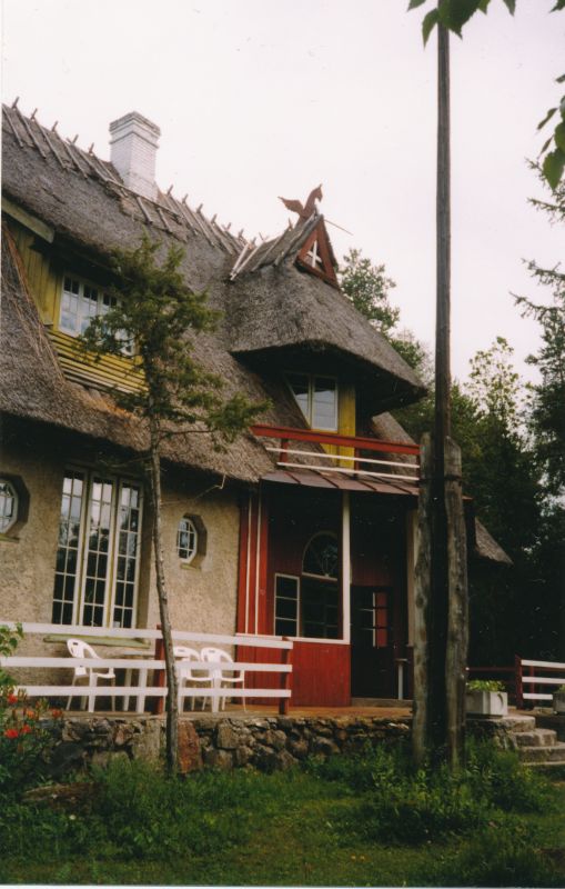 Värvifoto. A. Laikmaa elumaja õue poolt. 1997. Asub HM 8705.