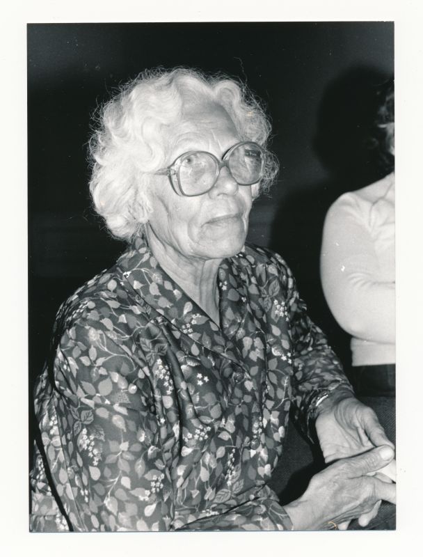 Foto. Helga Kariis, Läänemaa Õpetajate Seminari vilistlane, kokkutulekute organisaator 07.1990