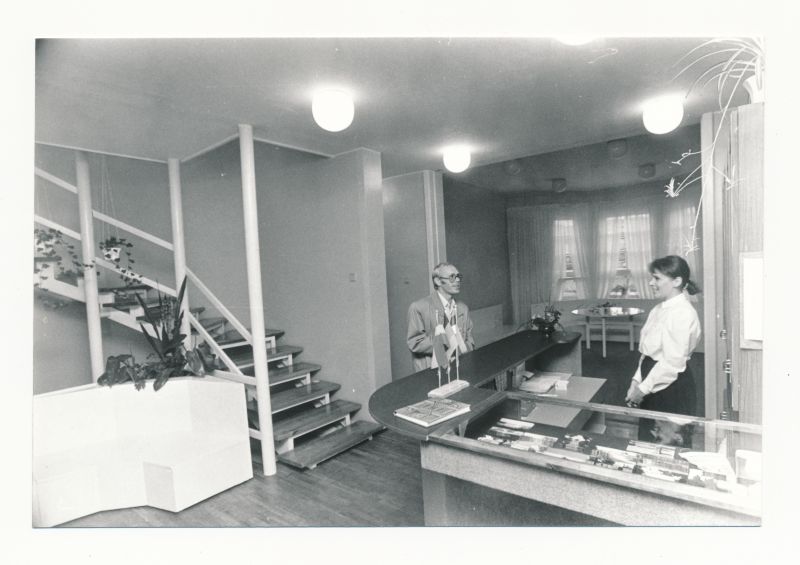 Foto.  Haapsalu "Pipi" pansionaadi fuajees. Oktoober 1990.
