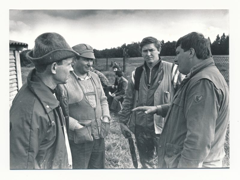 Foto.  "Metspahr ` 90" Viie riigi jahilaskjad Läänemaal Silmal 09.90. Vene jahimehed.