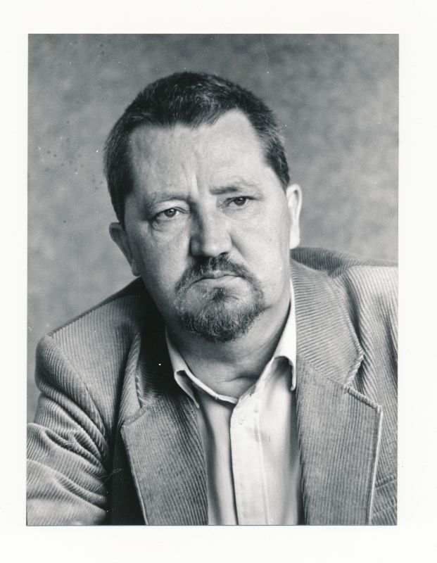 Foto. Juhan Paju, kirjanik. Eesti 1989.a. romaanivõistluse võitja aprillis 1990.