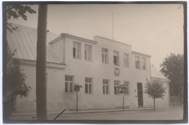 Foto. Lääne Maavalisuse hoone 1930nd. lõpul. Foto: R. Haavamägi. Mustvalge.