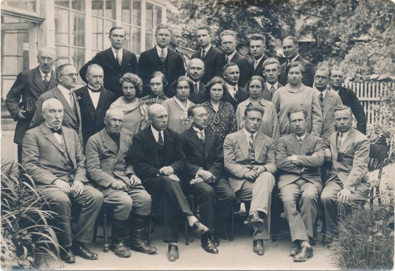 Foto. Läääne Maavalitsuse töötajad. u. 1930nd. Mustvalge.