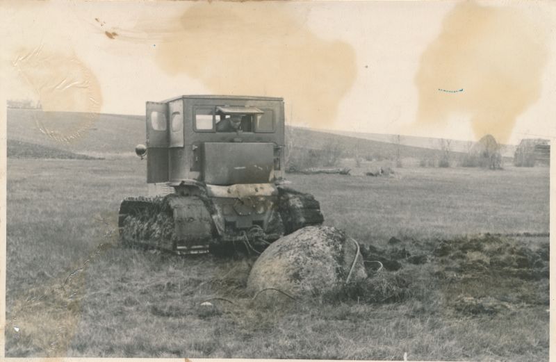 Foto. Heinamaade puhastamine kividest traktori abil.