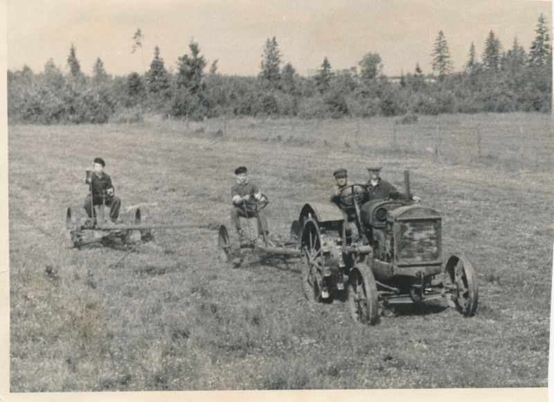 Foto. Heinalõikus Järvamaal Vodja Mehhaniseerimiskoolis.