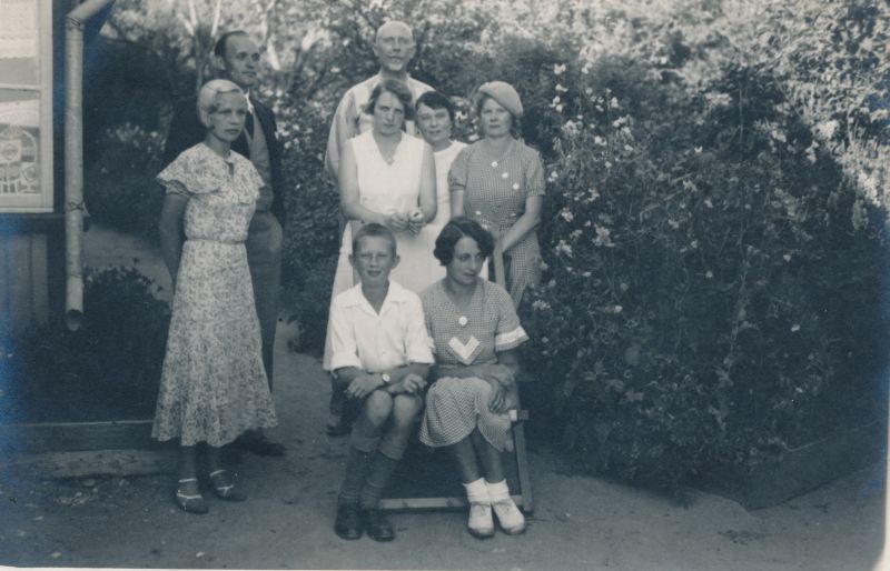 Foto. Seltskond aias, taga keskel Harald Dampff. 1934. Albumis HM 8466:1. Kuulunud kapten Harald Dampffile.