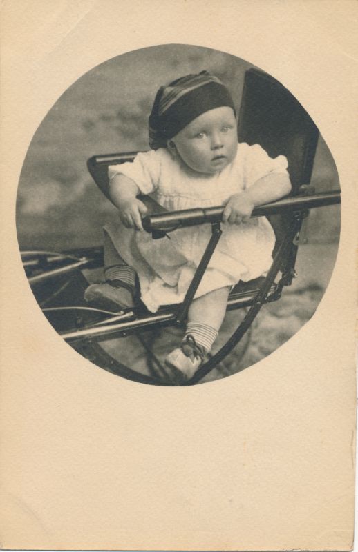 Foto. Väikelaps vankris. O. Siluti kogu. Albumis.