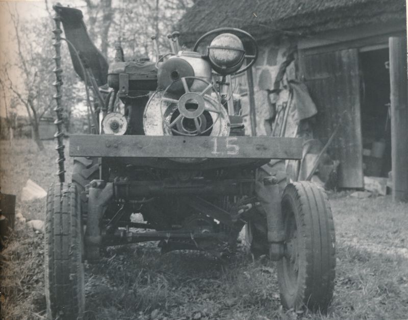 Foto. Traktoritest. Ilmar Nurk. 1988. Asub HM 8672