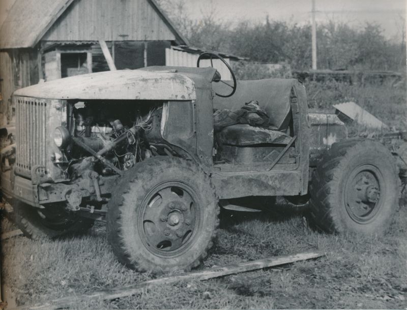 Foto. Traktoritest. Hugo Lilleväli. 1988. Asub HM 8672