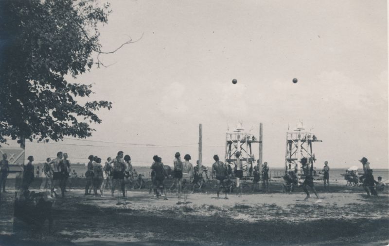 Foto. Suvitajad Aafrika rannas. Albumis HM 8466:1. Kuulunud kapten Harald Dampffile.