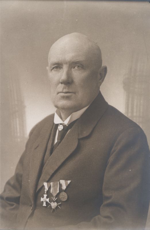 Foto. Mehe portree.  Albumis HM 8466:1.Kuulunud kapten Harald Dampffile.