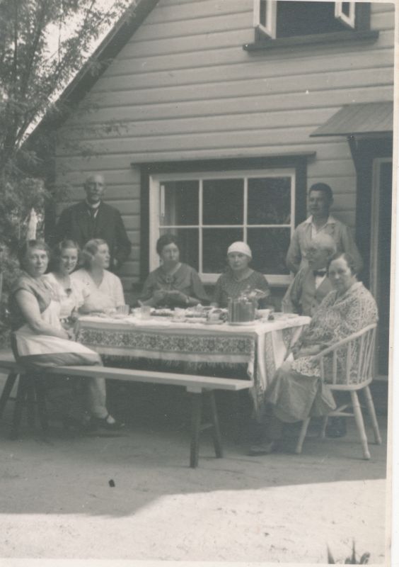 Foto. Seltskond õues laua taga. Albumis HM 8466:1.  Kuulunud kapten Harald Dampffile.