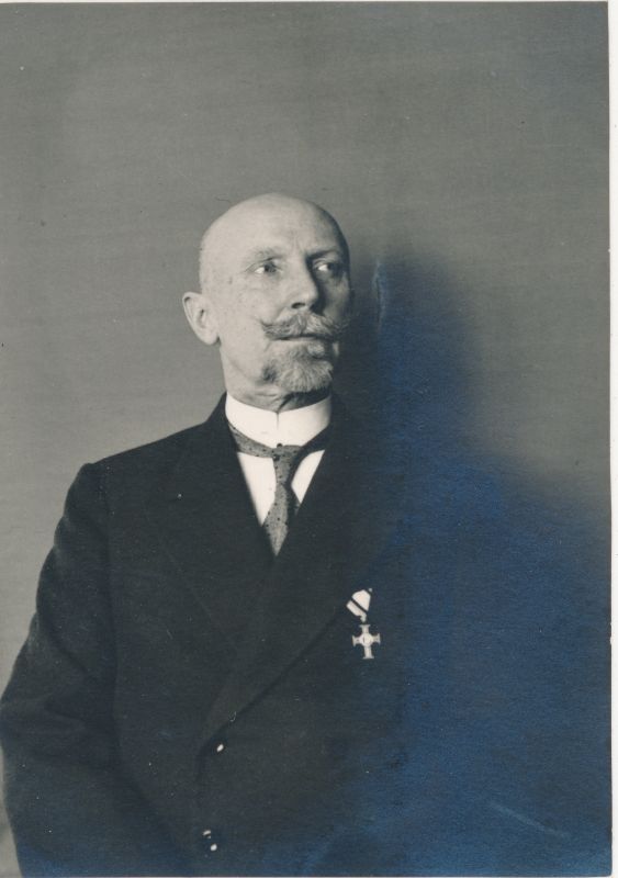 Foto. Harald Dampff, portree. Albumis HM 8466:1.  Kuulunud kapten Harald Dampffile.