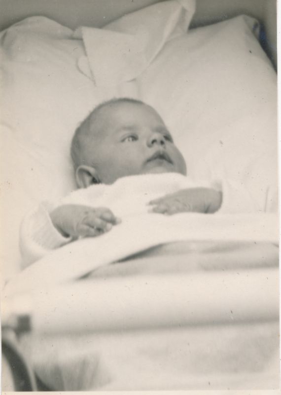 Foto. Beebi portree. Kuulunud kapten Harald Dampffile. Albumis HM 8466:1.