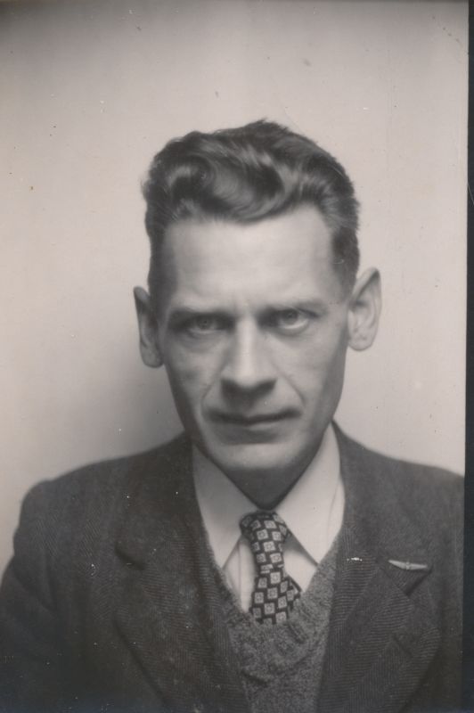 Foto. Mehe portree. Albumis HM 8466:1. Kuulunud kapten Harald Dampffile.