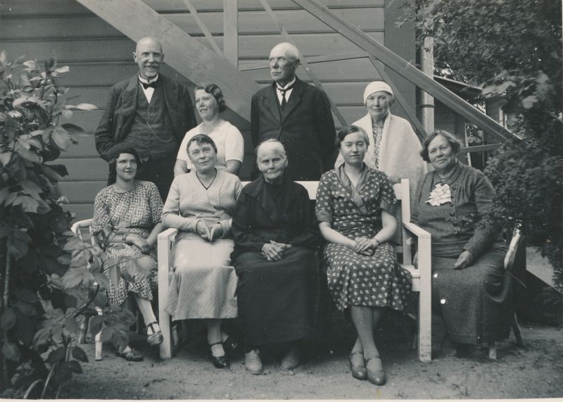 Foto. Seltskond aias. 1935. Albumis HM 8466:1.  Kuulunud kapten Harald Dampffile.