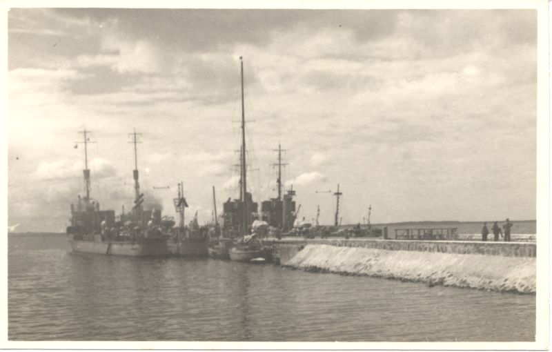 Foto. Rootsi sõjalaevad Haapsalu Uues sadamas 1935. Albumis HM 8466:1. Kuulunud kapten Harald Dampffile.