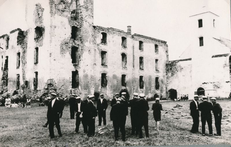 Foto. Haapsalu meeskoori album 1966-1967. Põltsamaa linna rahvapeol, kontserdi eel.