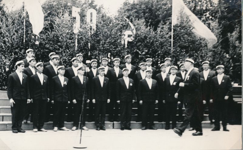 Foto. Haapsalu meeskoori album 1966-1967. Põltsamaa linna rahvapeol, kontserdil.