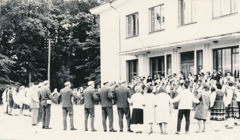 Foto. Haapsalu meeskoori album 1966-1967. Põltsamaa linna rahvapeol, peo lõpetaminel.